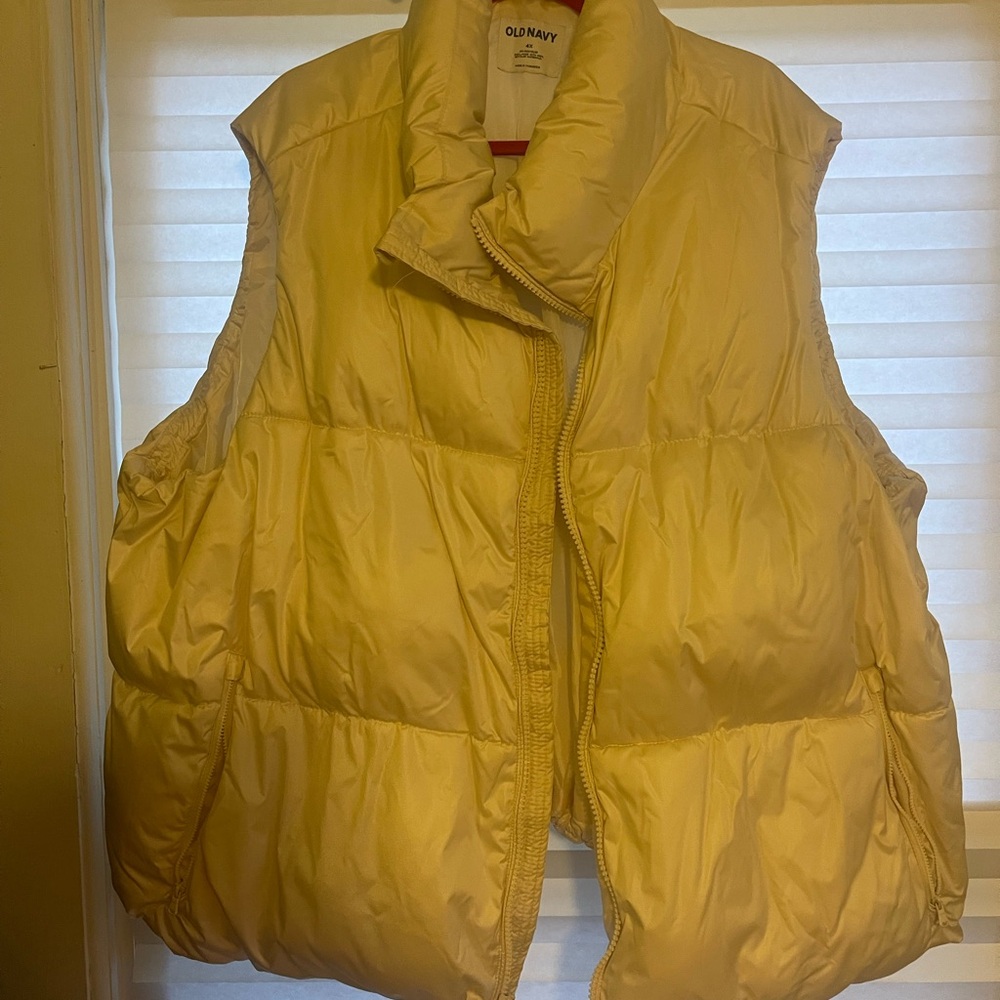 Old Navy Women's Light Tan Puffer Vest